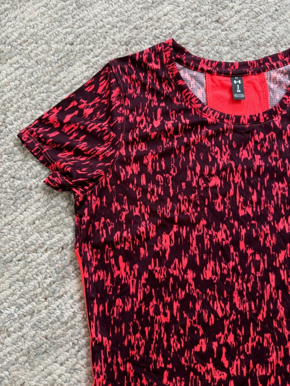 Under Armour Women’s Small HeatGear Athletic Top Red Black Print Shirt - Picture 4 of 13